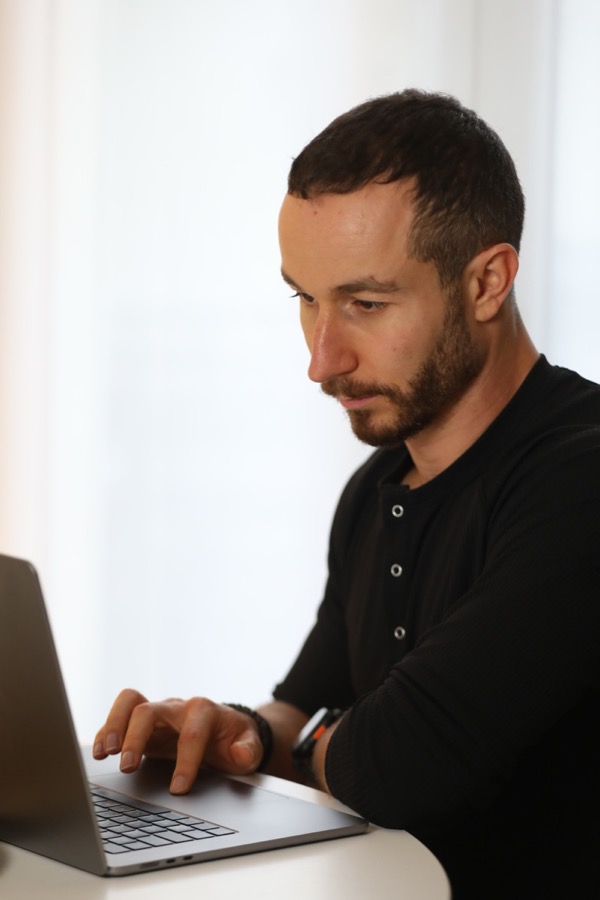 Jérémy au travail sur son ordinateur